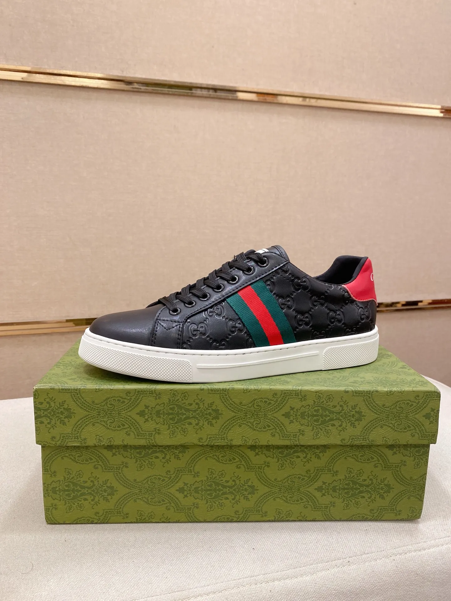 Factory price: 480💰 (GUCCI) The latest model from the official website 🎁🎁Casual and fashionable men's shoes👟, hot style 💥The version is simple and elegant, exclusive for trendy men. Unique official website latest brand elements 👑Gucci original decoration, fashionable and generous, the fabric is original cowhide ✅sheepskin lining, the official website specifies wear-resistant casual outsole, the classic model is taken in kind at the counter🎬38-44 (45 is not returned or exchanged)